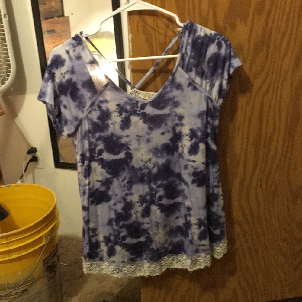 blue tye dye ish prnt top.Cute upper bk design